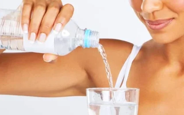 Kann Wasser trinken beim Abnehmen helfen?