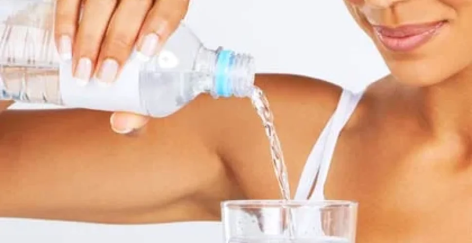 Kann Wasser trinken beim Abnehmen helfen?